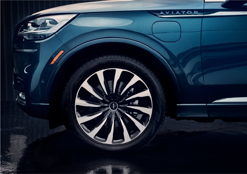 The 2023 Lincoln Aviator® Black Label Grand Touring model with unique 12-spoke wheel | Stivers Lincoln in Waukee IA