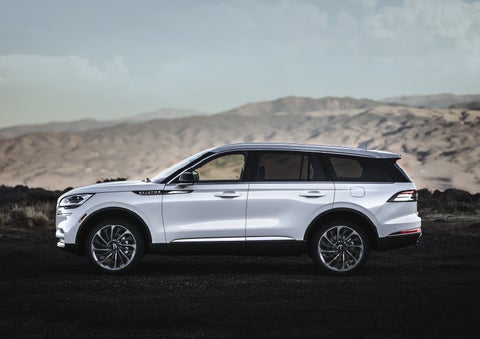 A Lincoln Aviator® SUV is parked on a scenic mountain overlook | Stivers Lincoln in Waukee IA