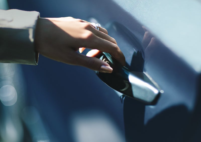 A hand gracefully grips the Light Touch Handle of a 2024 Lincoln Aviator® SUV to demonstrate its ease of use | Stivers Lincoln in Waukee IA