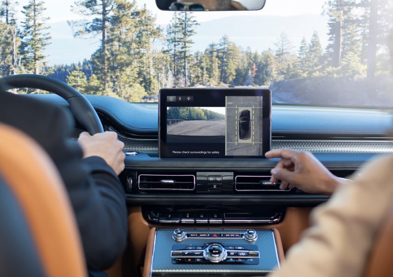 The available 360-Degree Camera shows a bird's-eye view of a Lincoln Aviator® SUV | Stivers Lincoln in Waukee IA