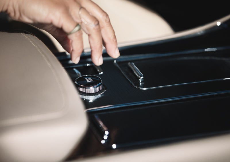A hand reaching for the Lincoln Drive Modes knob of a 2024 Lincoln Aviator® SUV | Stivers Lincoln in Waukee IA