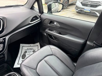 2025 Chrysler Pacifica Select