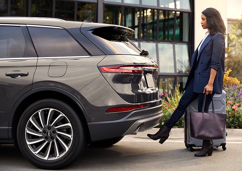 A woman with her hands full uses her foot to activate the available hands-free liftgate. | Stivers Lincoln in Waukee IA