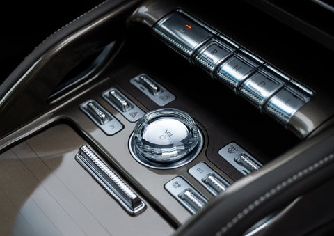 A crystal-inspired volume knob is shown in the center floor console of a 2024 Lincoln Nautilus® SUV. | Stivers Lincoln in Waukee IA