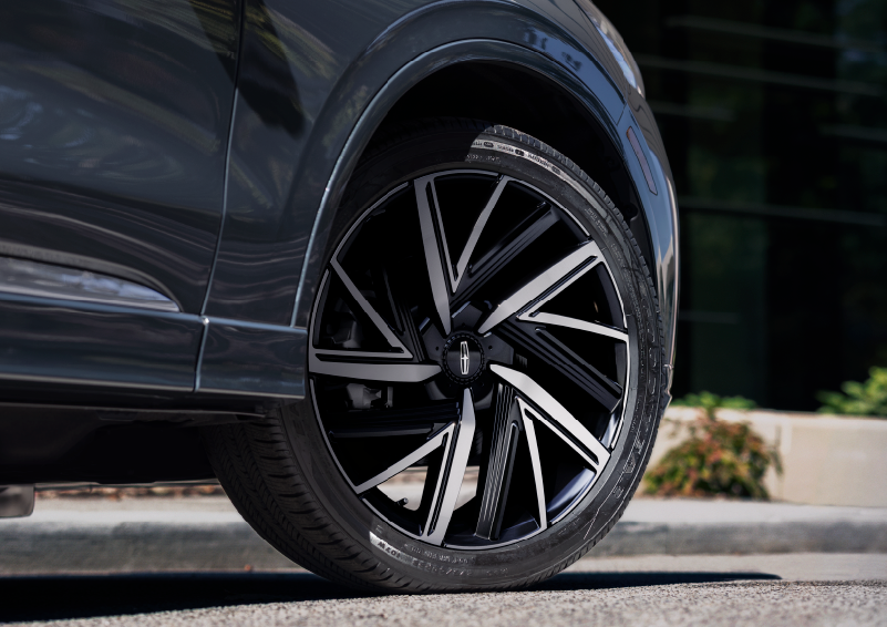 The rim of the 2025 Lincoln Aviator® SUV is shown slightly angled out. | Stivers Lincoln in Waukee IA