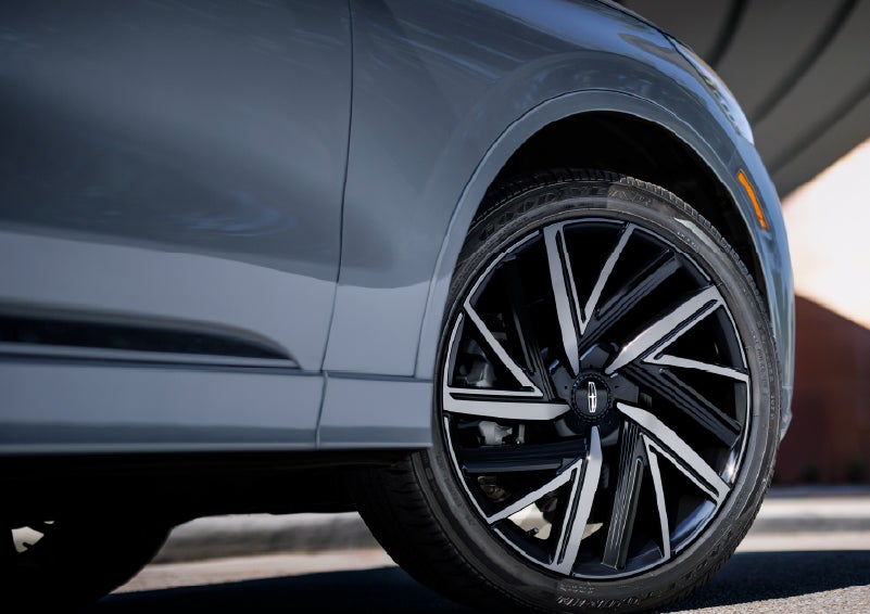 The wheel of the 2027 Lincoln Aviator® Black Label™ SUV is shown slightly angled out. | Stivers Lincoln in Waukee IA