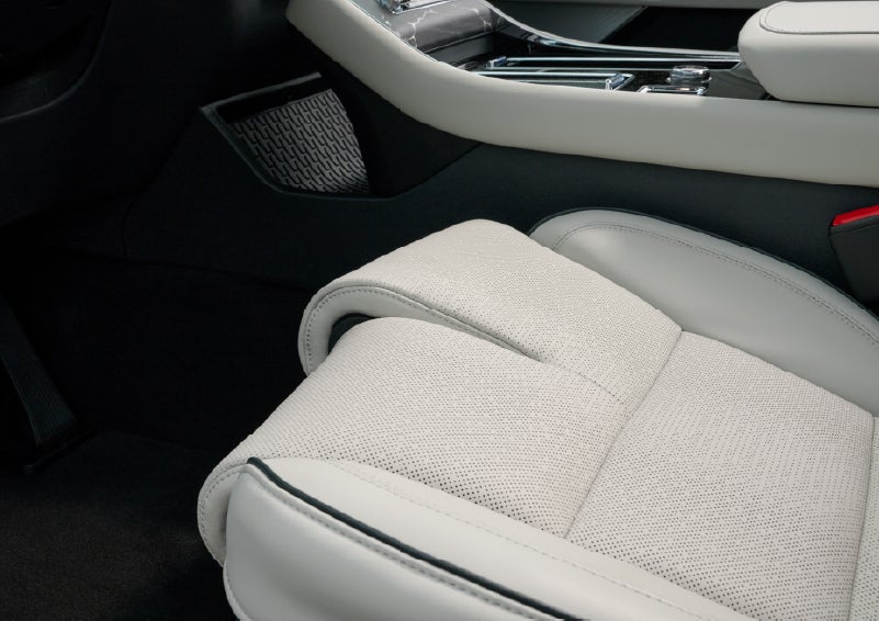 The front passenger Perfect Position seat is shown with the thigh extender adjusted.| Stivers Lincoln in Waukee IA